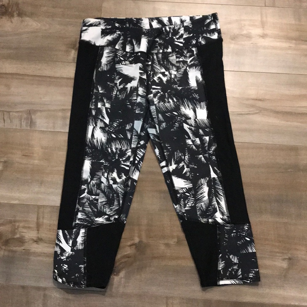 FABLETICS: BLACK/WHITE CROPPED LEGGINGS